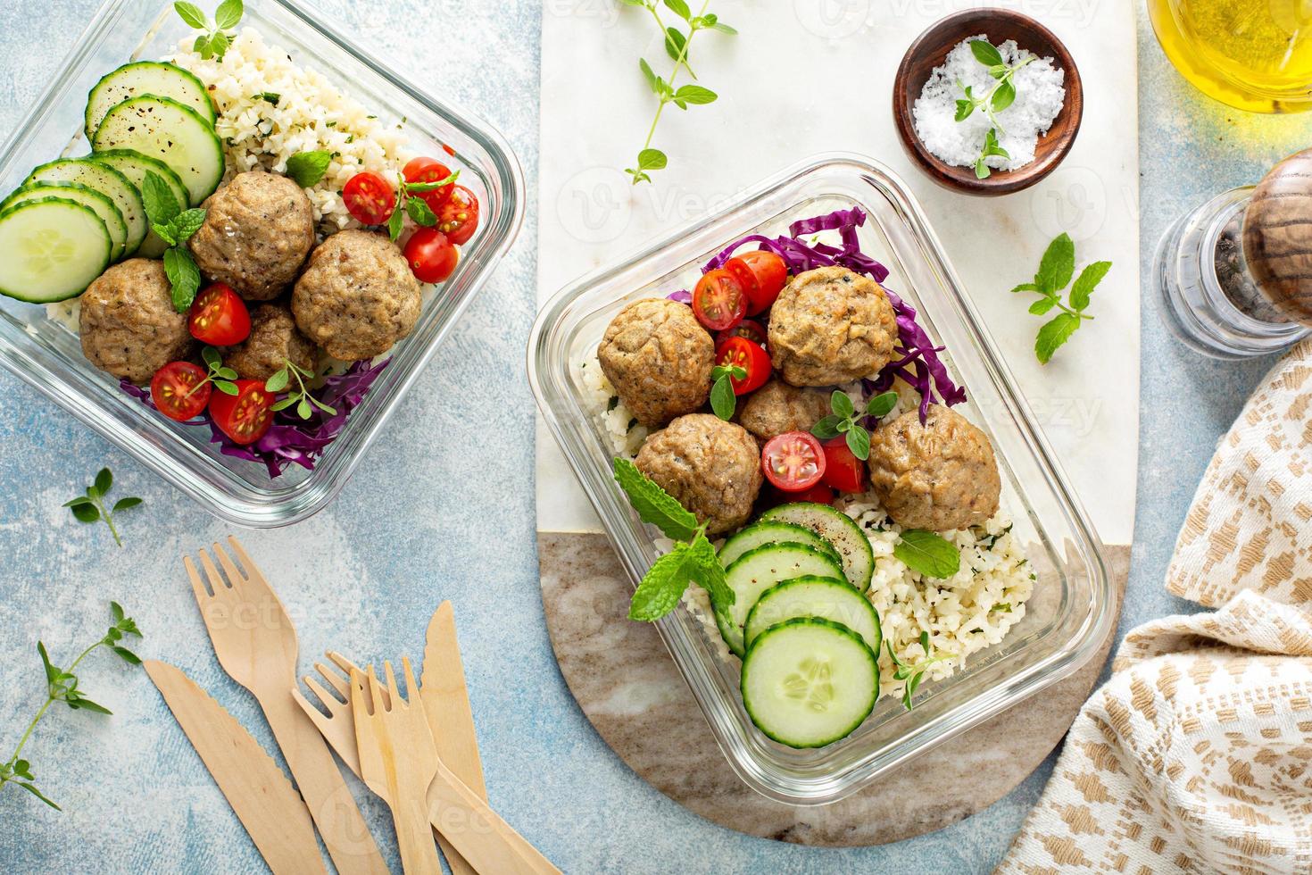 Mahlzeitzubereitungsbehälter mit einem gesunden kohlenhydratarmen Mittagessen foto