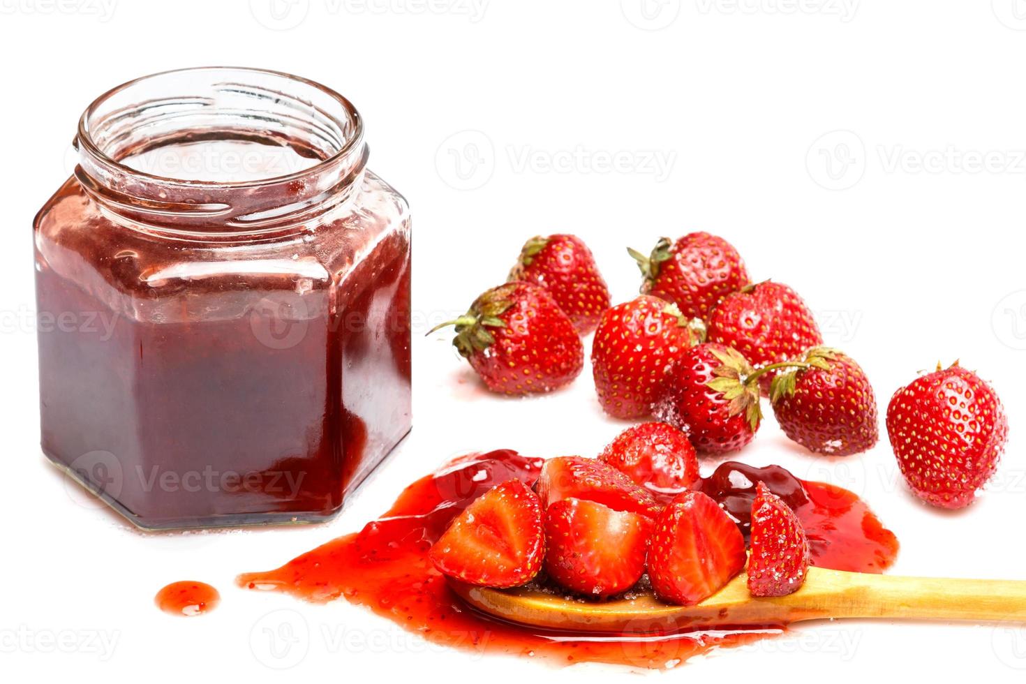 Glas Marmelade und Erdbeeren auf weißem Hintergrund foto