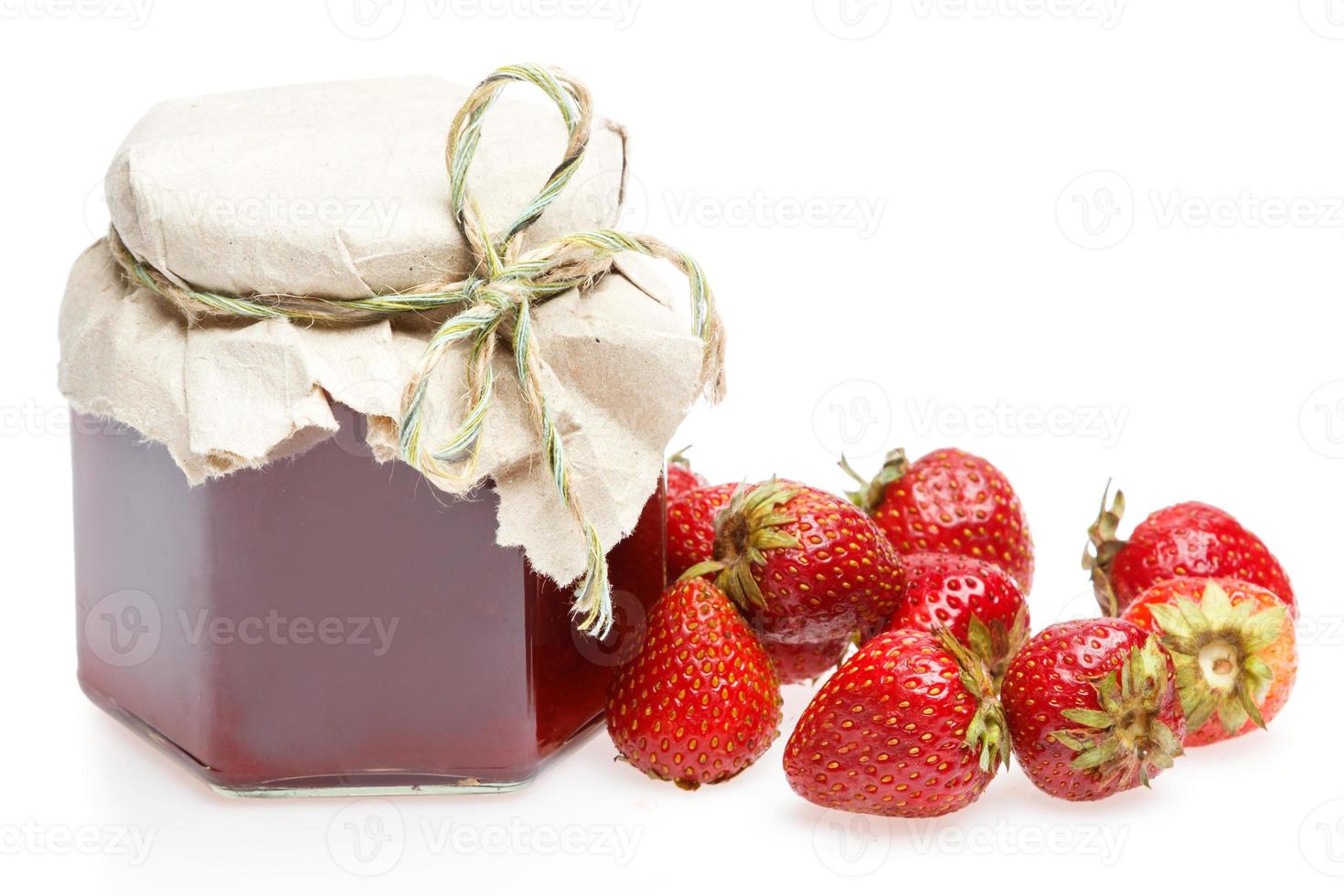 Glas Marmelade und Erdbeeren auf weißem Hintergrund foto