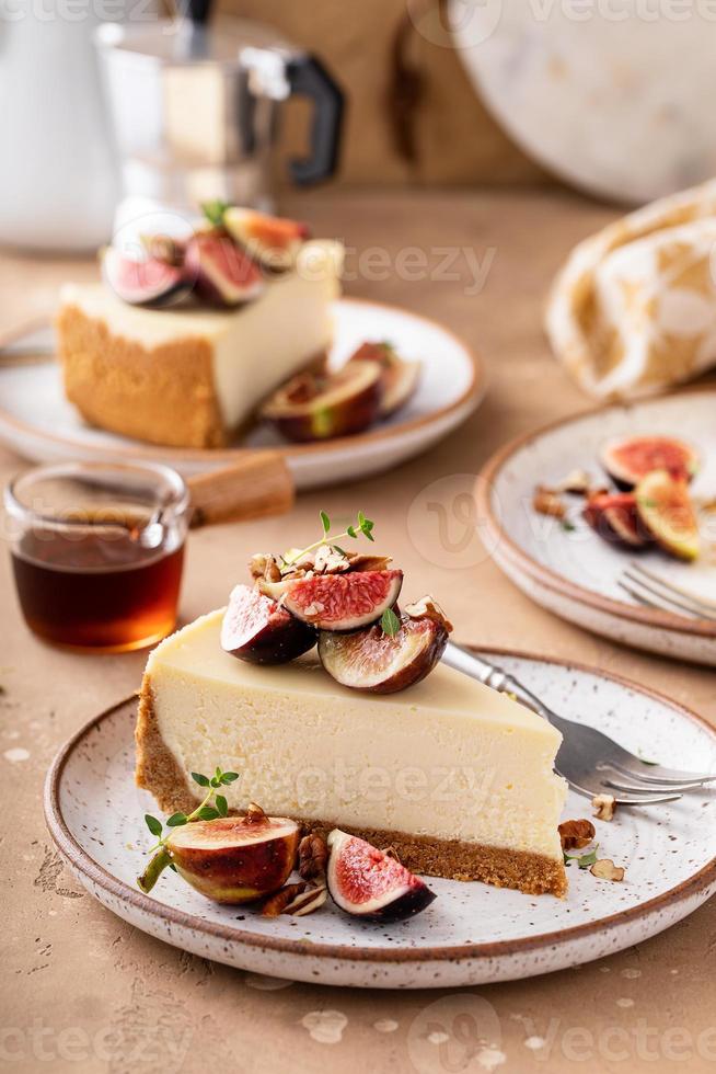 Herbstkäsekuchen mit Feigen und Ahornsirup foto