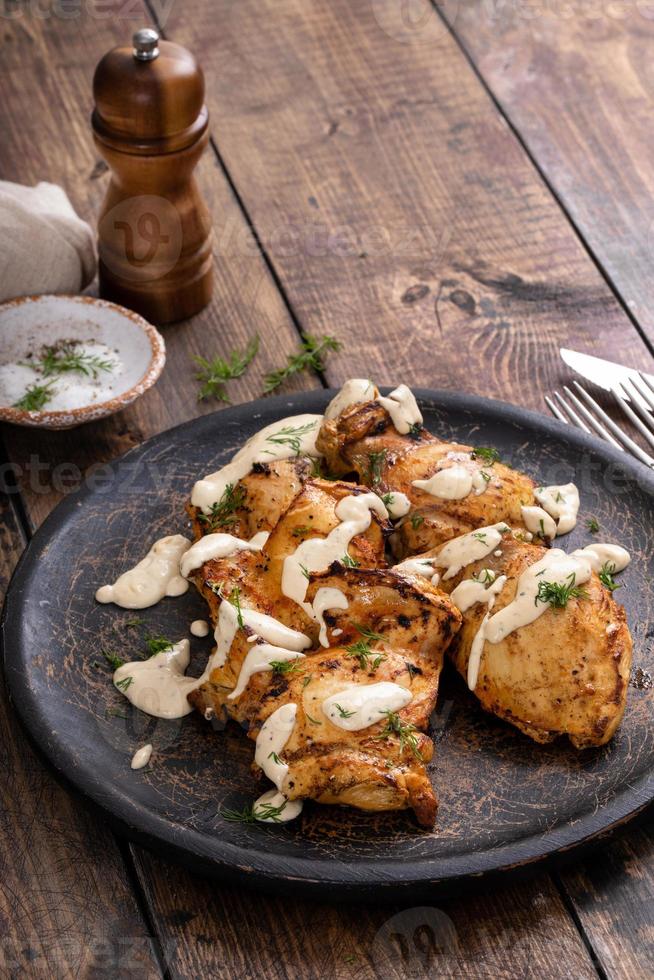 Gebratene Hähnchenschenkel mit Gurken-Dill-Sauce foto