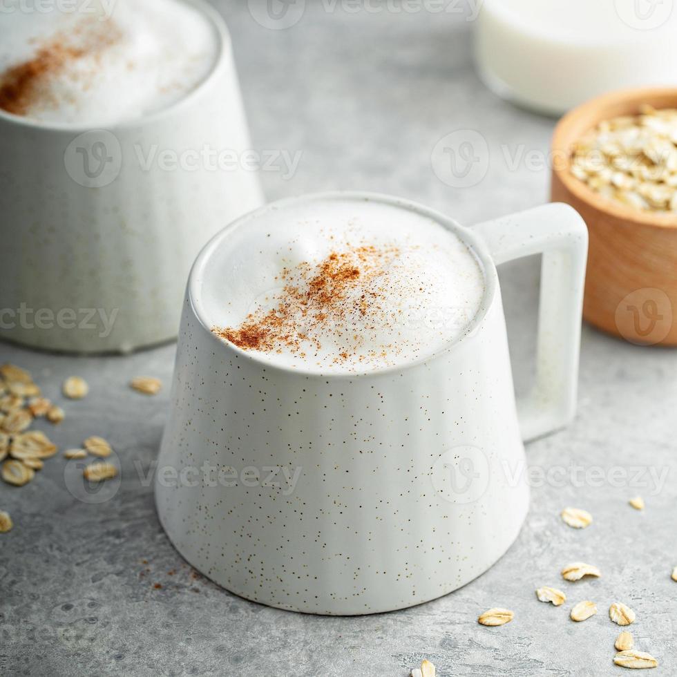 Hafermilch Latte mit dickem Schaum foto