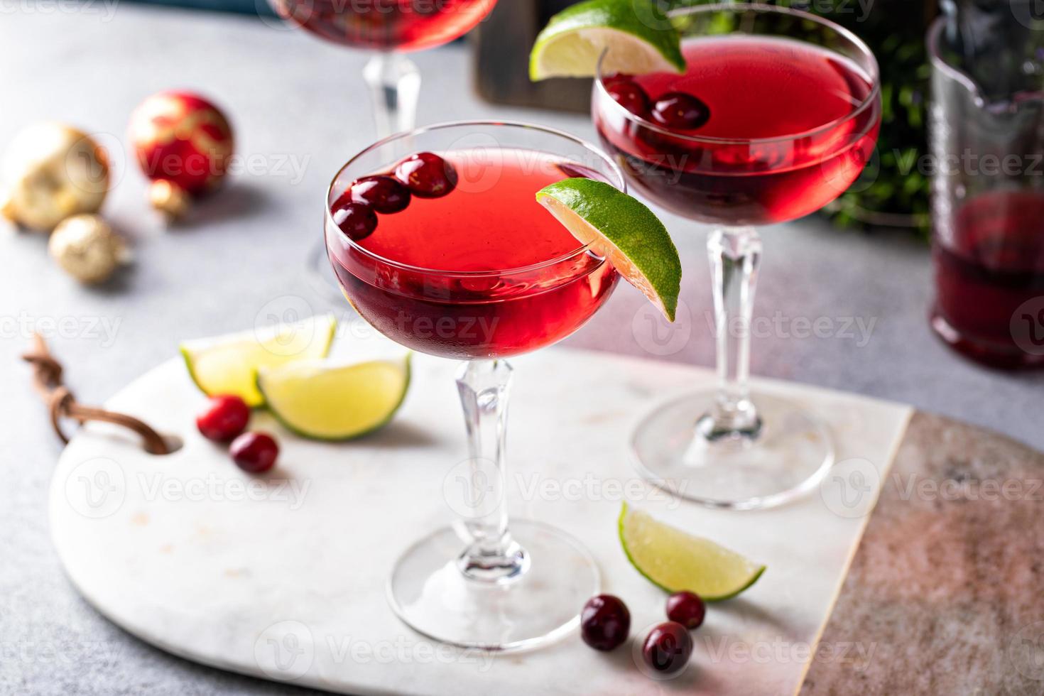 Cranberry-Limetten-Wodka-Cocktail, Weihnachtscocktail-Idee foto