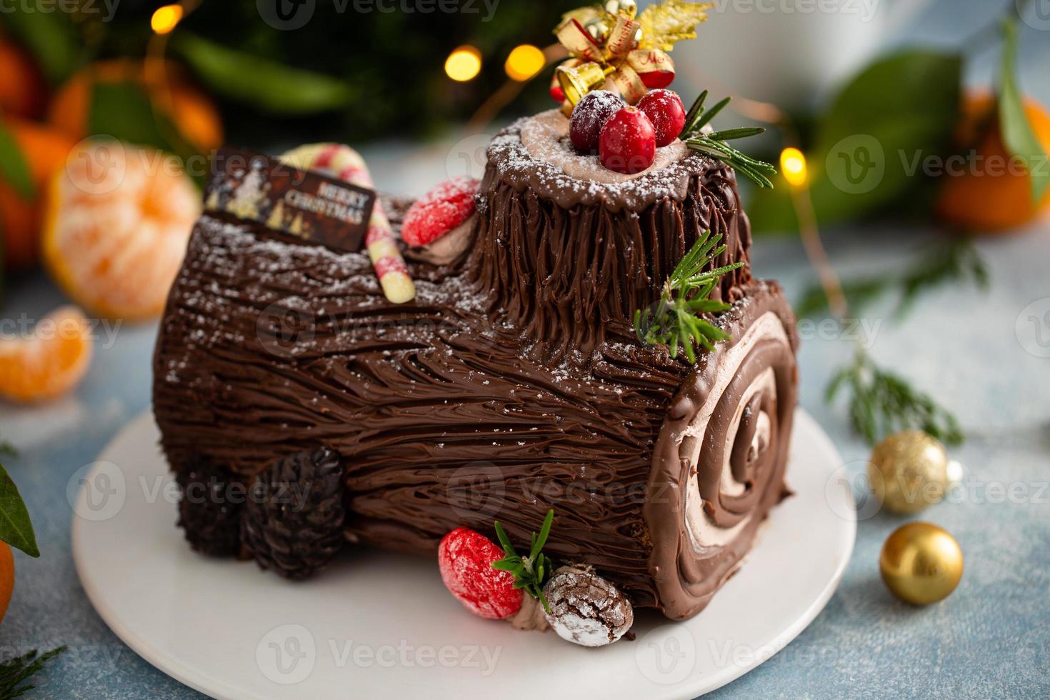 Yule Log Schokoladenkuchen mit Zuckerguss für Weihnachten foto