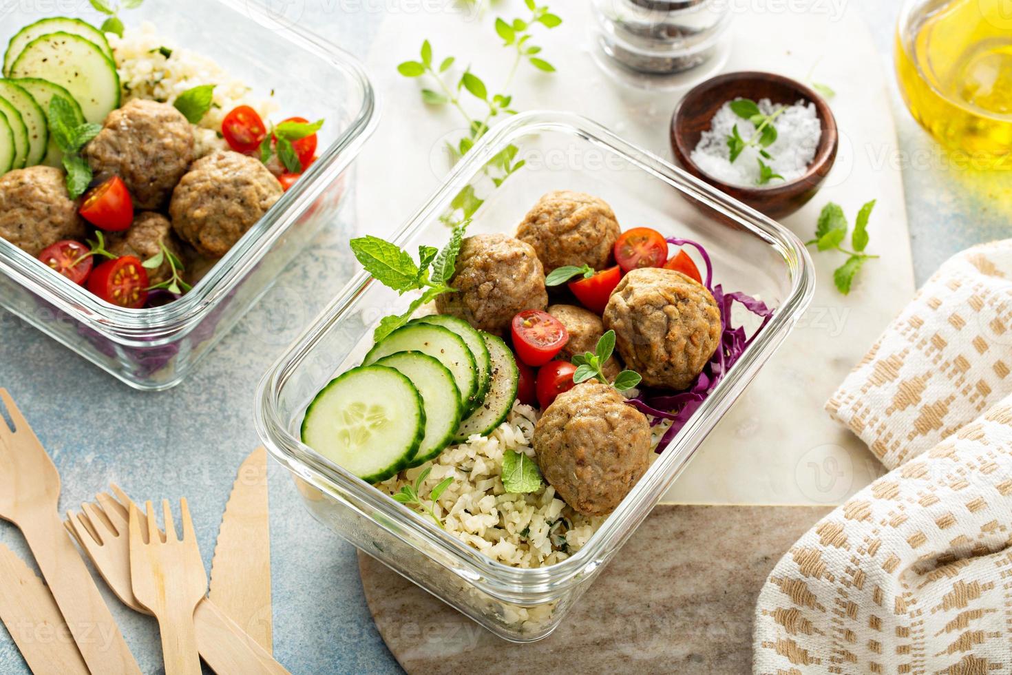 Mahlzeitzubereitungsbehälter mit einem gesunden kohlenhydratarmen Mittagessen foto