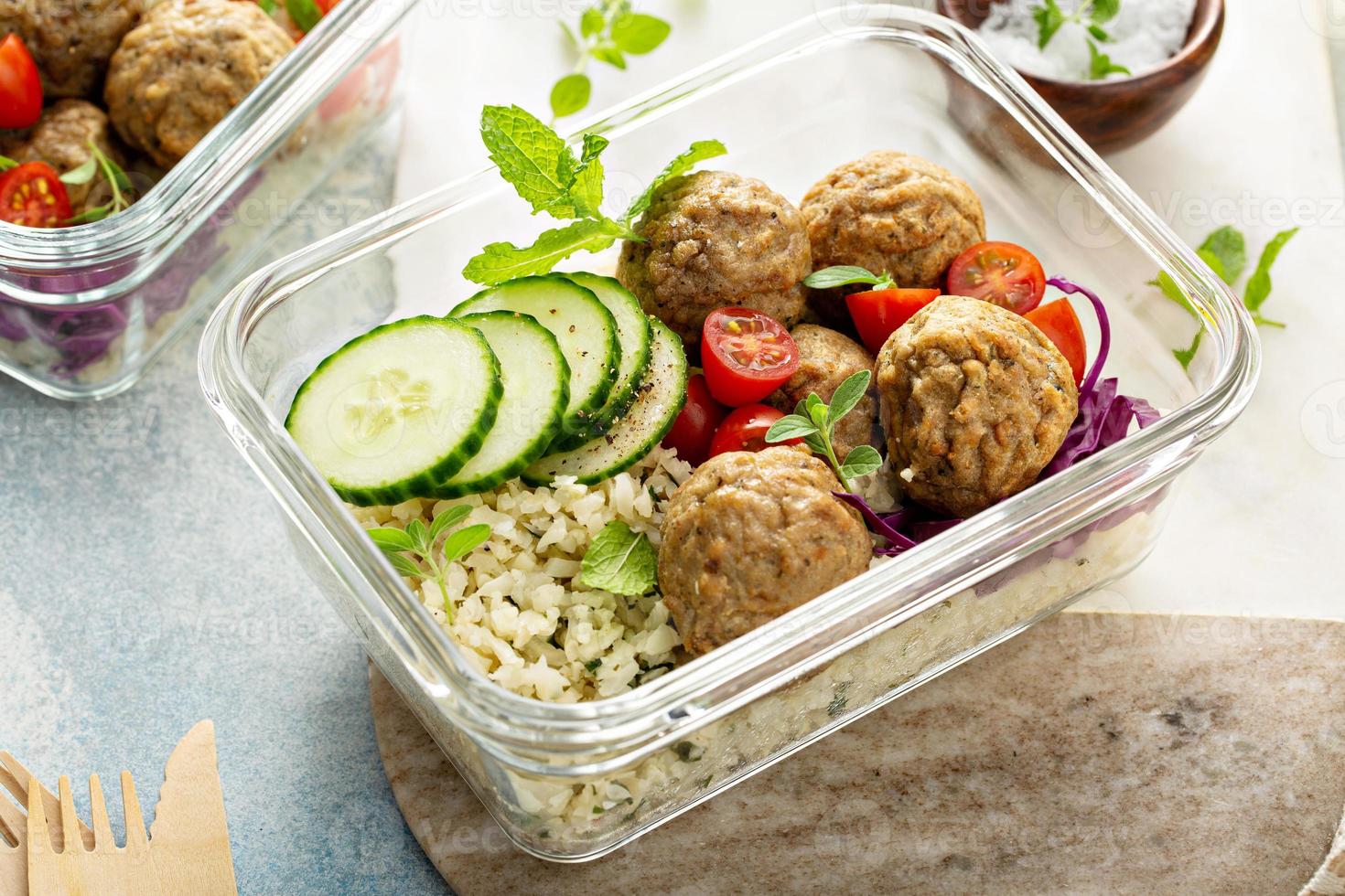 Mahlzeitzubereitungsbehälter mit einem gesunden kohlenhydratarmen Mittagessen foto