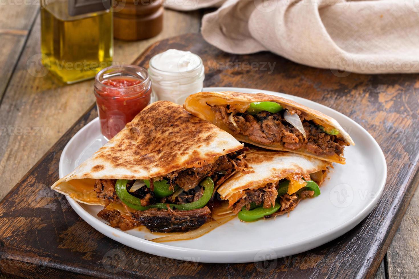 Rinderbrust und grüne Paprika-Quesadillas mit Sauerrahm und Salsa foto