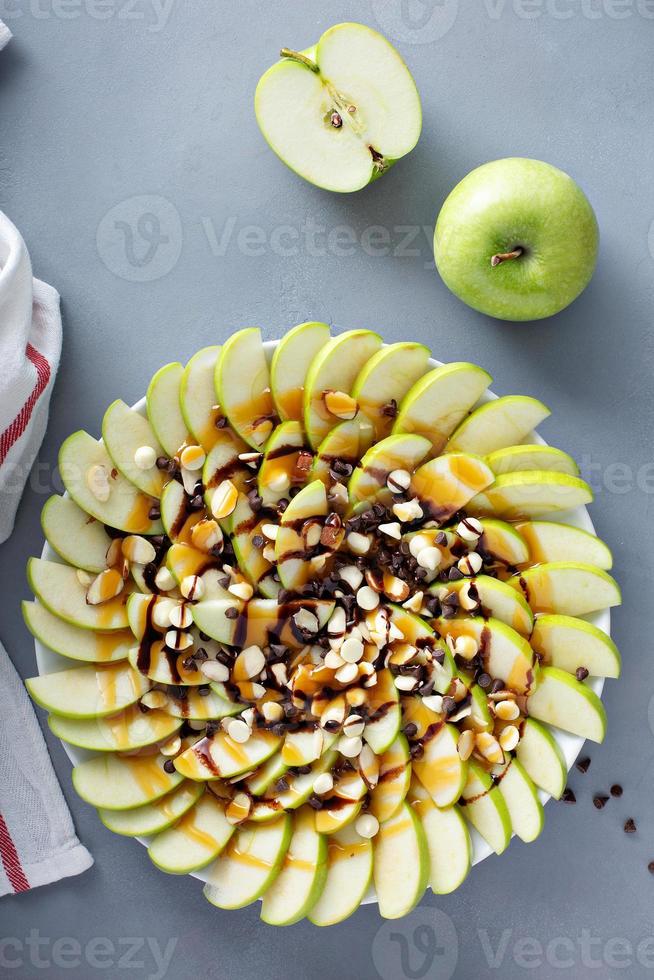 Apfel-Nachos mit weißen und dunklen Schokoladensplittern foto