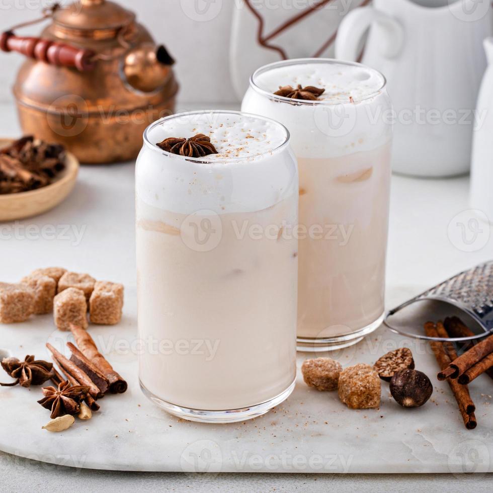 Iced Chai Latte mit warmen Wintergewürzen, gekrönt mit Milchschaum foto