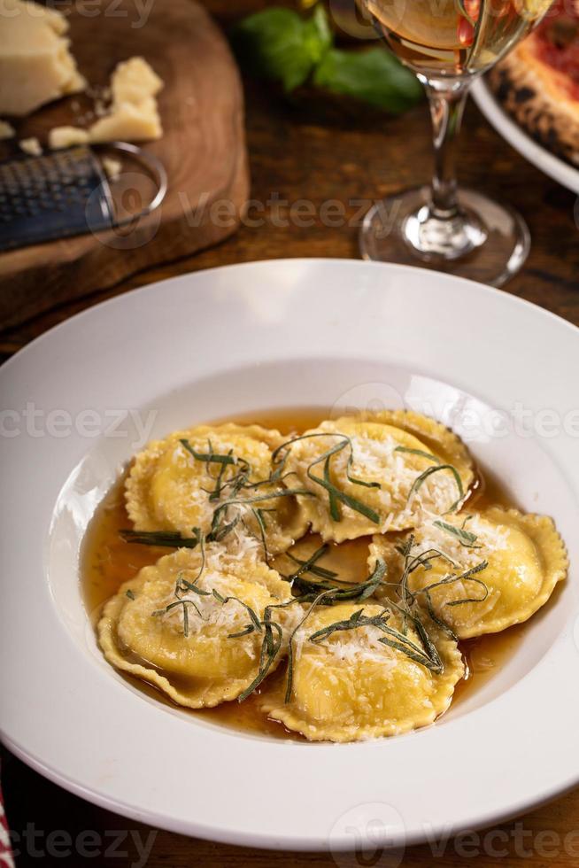 frisch zubereitete Ravioli mit braunem Butterkäse und Salbei foto