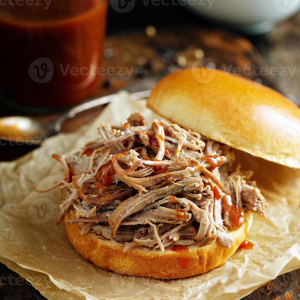 Pulled Pork Sandwich auf einem Briochebrötchen foto