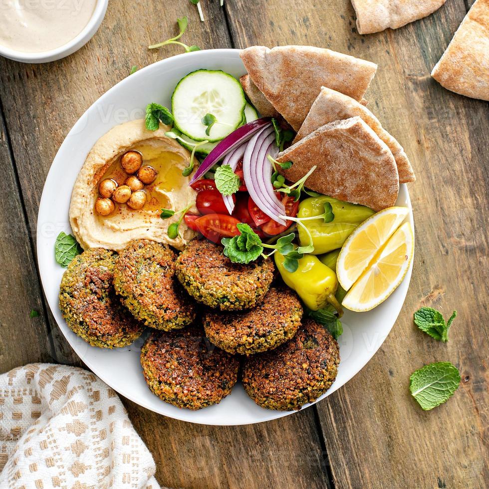 gebackene Falafel Bowl mit Hummus und Gemüse foto