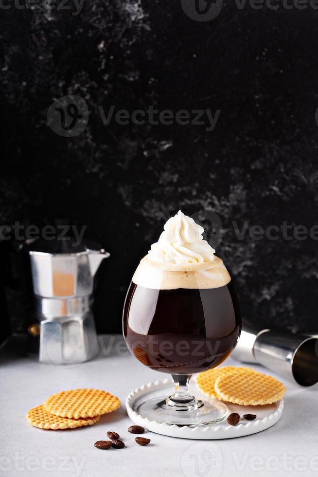 Irish Coffee im Glas foto