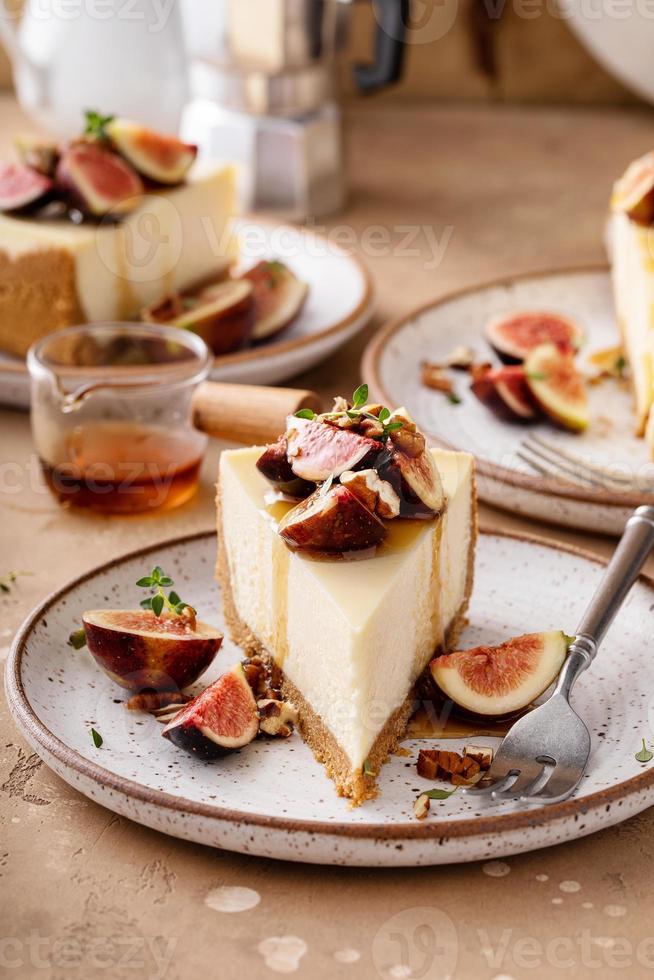 Herbstkäsekuchen mit Feigen und Ahornsirup foto