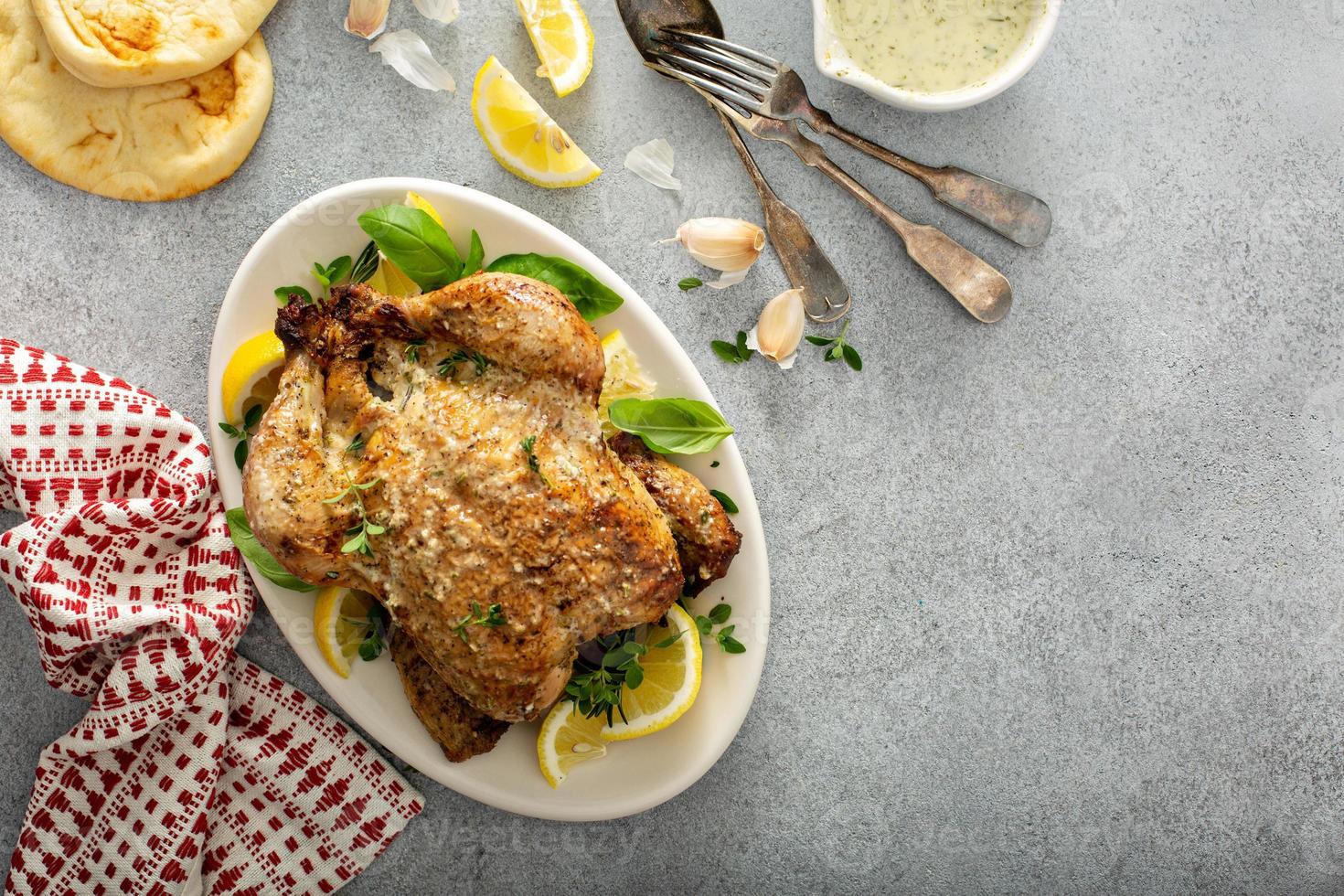 ganze Zitronenkräuter und gebratenes Hähnchen mit Knoblauch foto