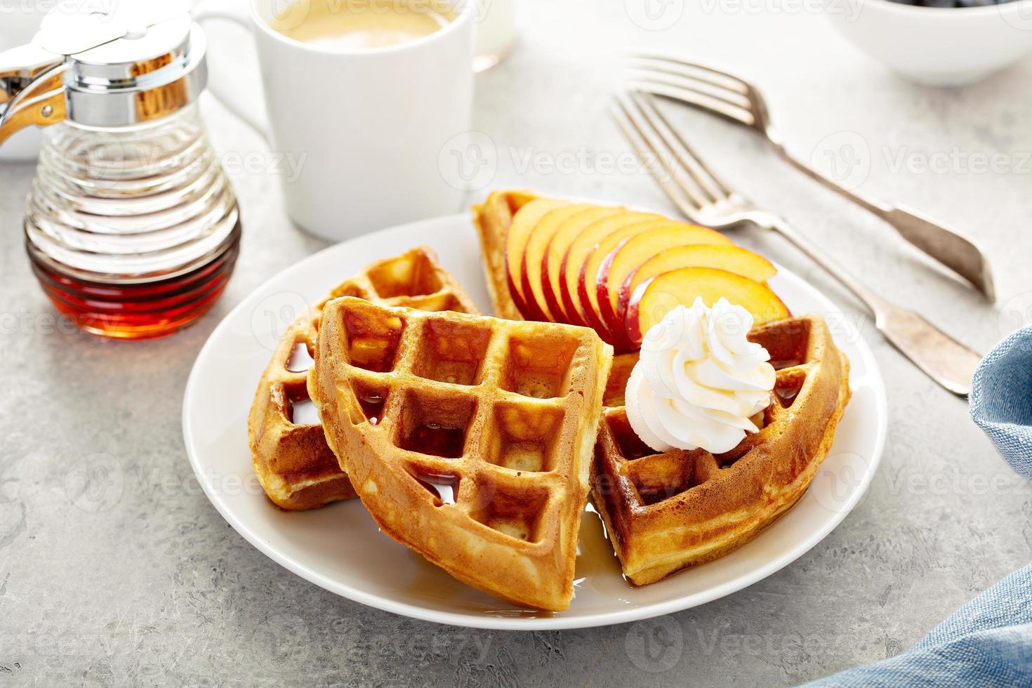 Pfirsichwaffeln zum Frühstück foto