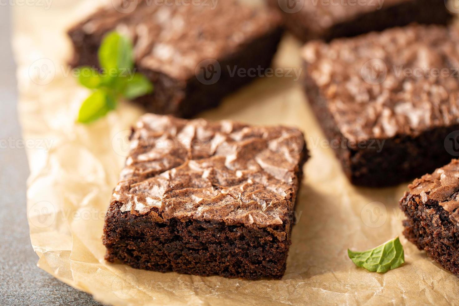 frisch gebackene Brownies auf einem Pergamentpapier foto