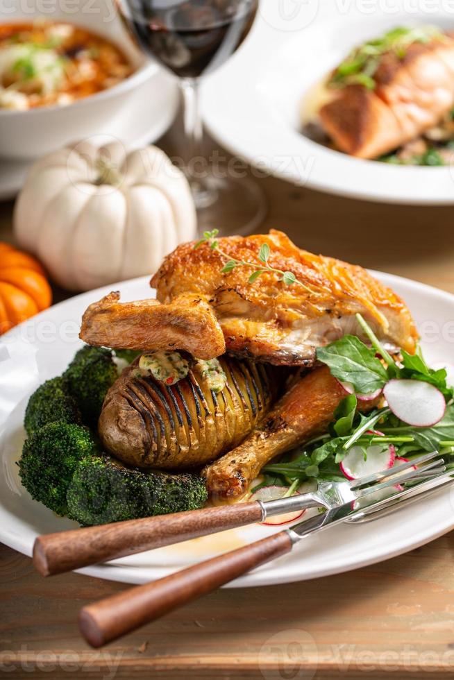 Gourmet-Huhn-Abendessen mit Brokkoli und Kartoffeln foto