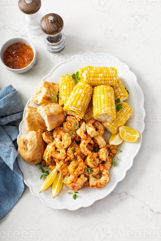 würzige Garnelen und Maiskolben, Sommerrezept foto