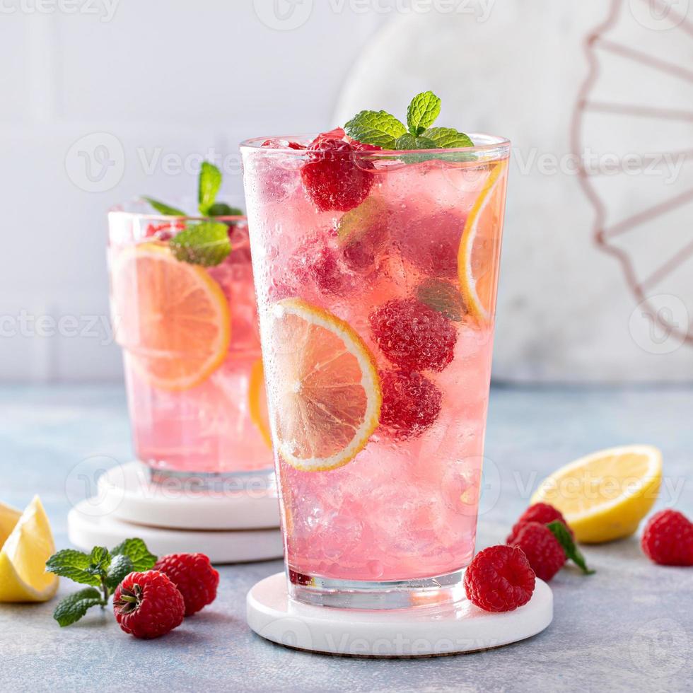 kalter frühlings- oder sommercocktail, himbeerlimonade foto