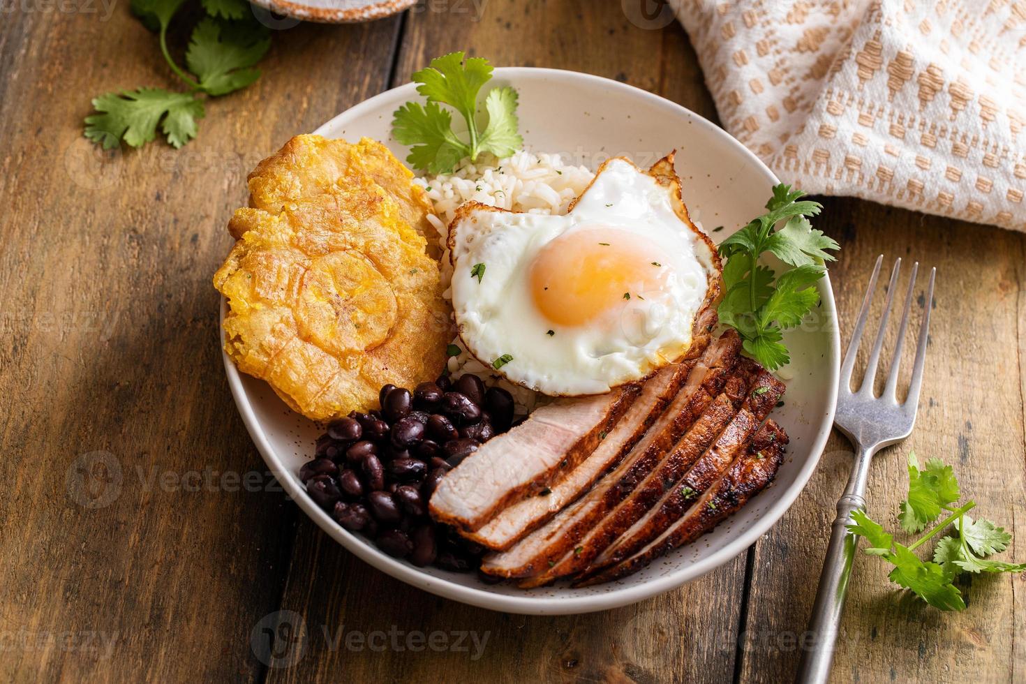 karibisches oder lateinamerikanisches frühstück mit reis, bohnen und schweinefleisch foto