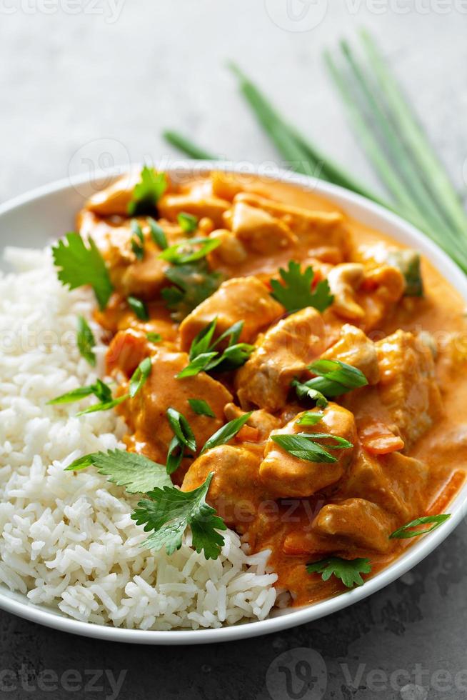 rotes Curry mit Hähnchen und Cashew foto