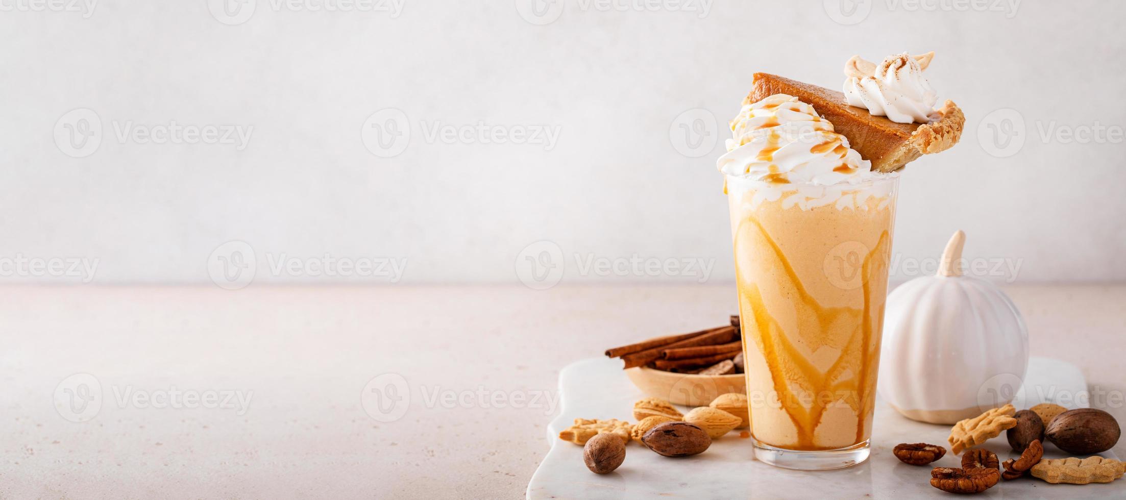 Kürbiskuchen-Milchshake mit Karamellsirup und Schlagsahne foto