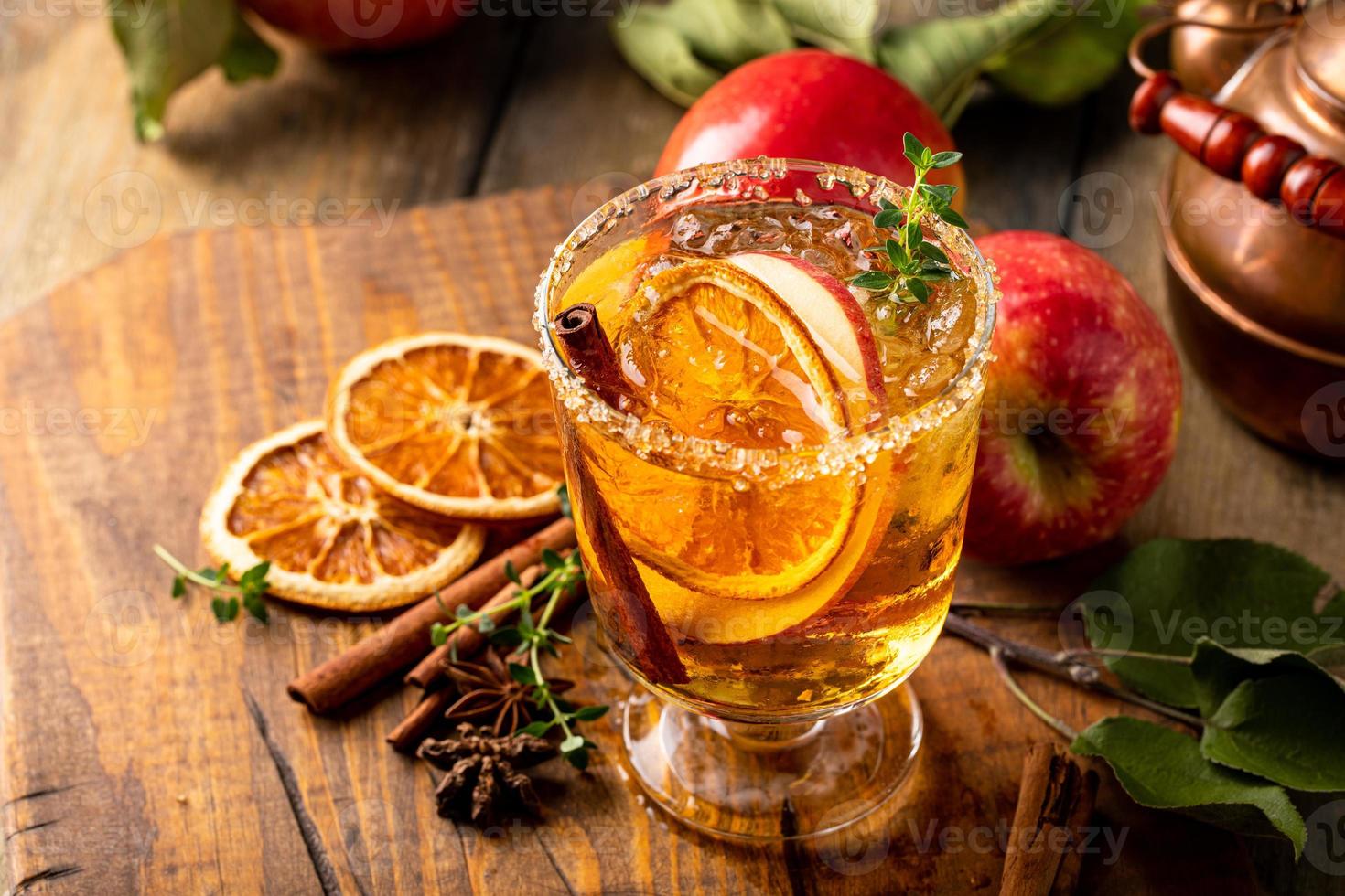 Festlicher Herbstcocktail oder Mocktail mit Apfelwein, Apfel und Orange foto