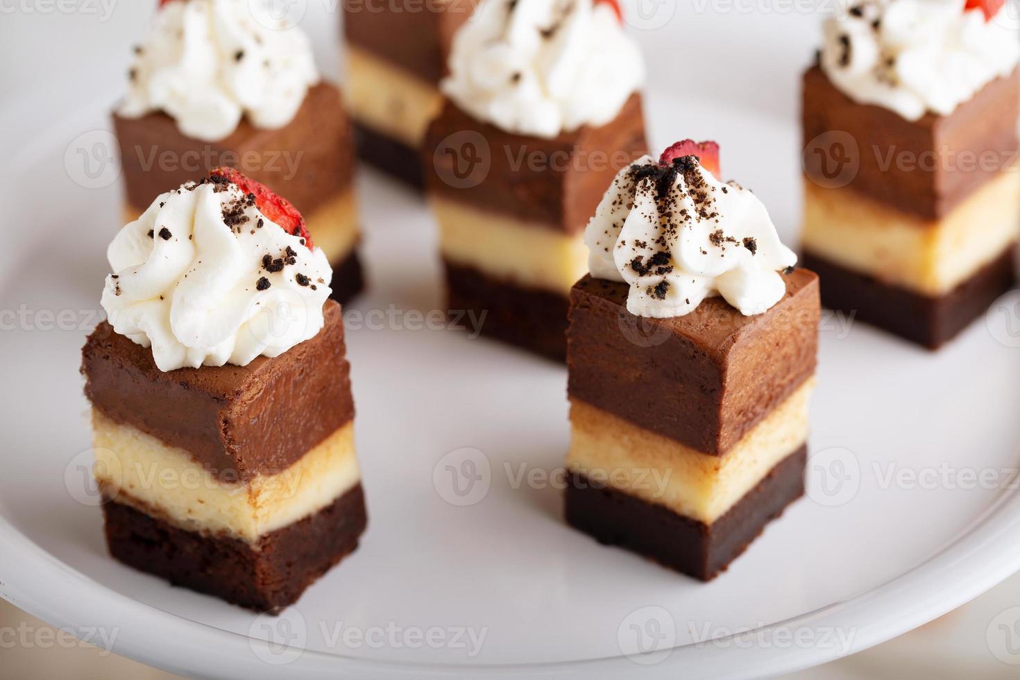 mundgerechtes Dessert, Kuchen mit drei Schokoladen foto