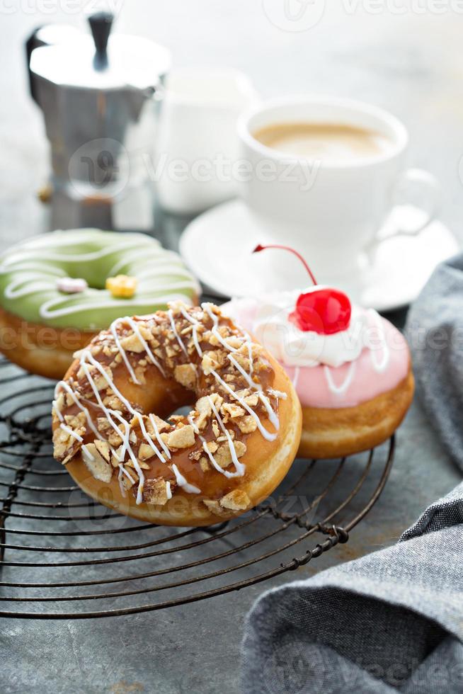 Bunte leckere Donuts auf einem Kühlregal foto