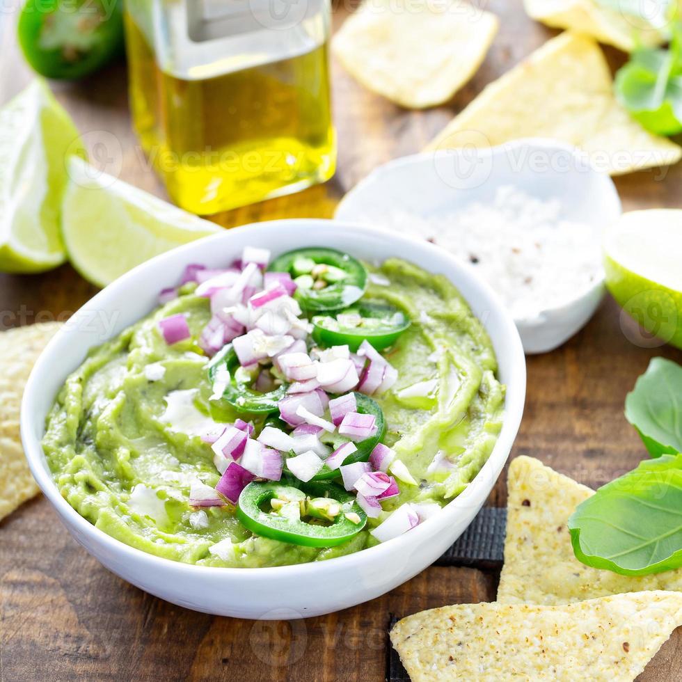 Guacamole mit roten Zwiebeln und Jalapenopfeffer foto