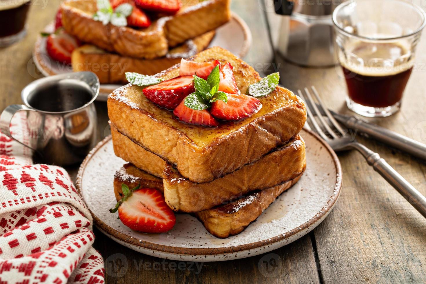 französische Toasts mit Erdbeeren und Puderzucker foto
