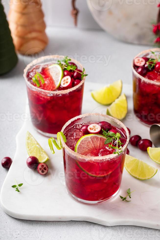 Cranberry-Limetten-Margarita-Cocktail oder Mocktail foto