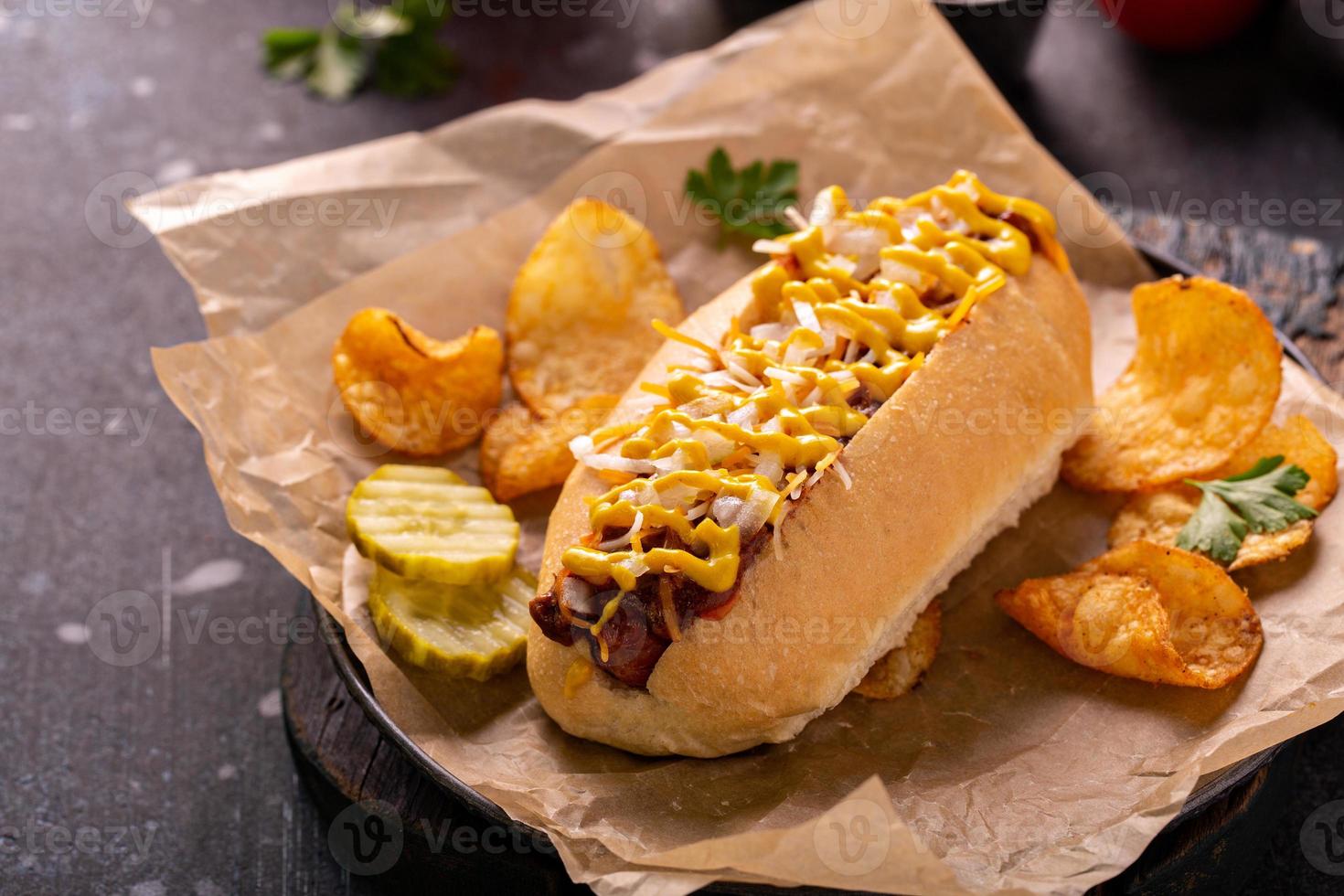 Chili-Hotdog mit Zwiebeln und Senf foto