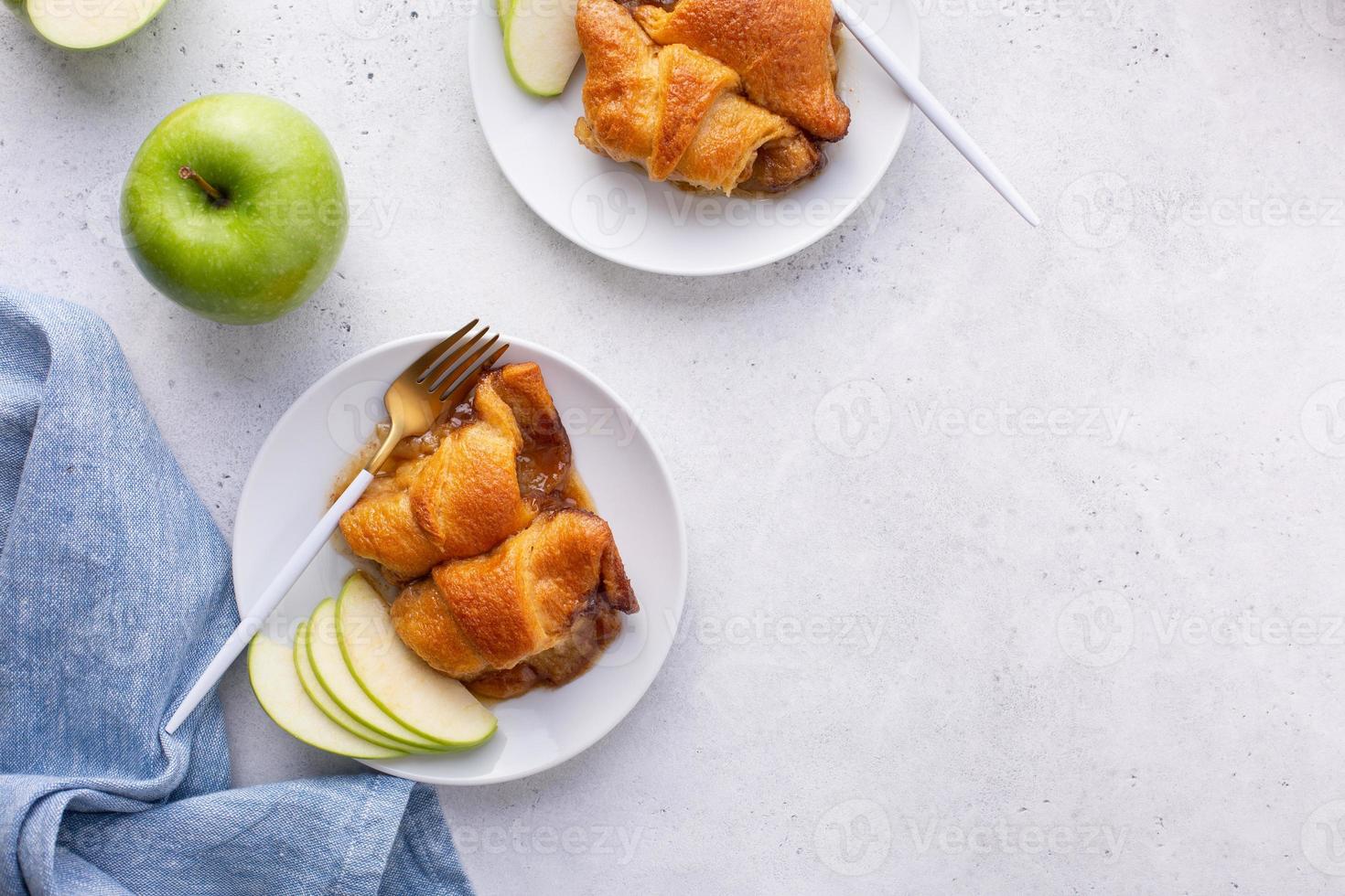 Apfelknödel gebacken in einer Schale, Overhead-Aufnahme foto