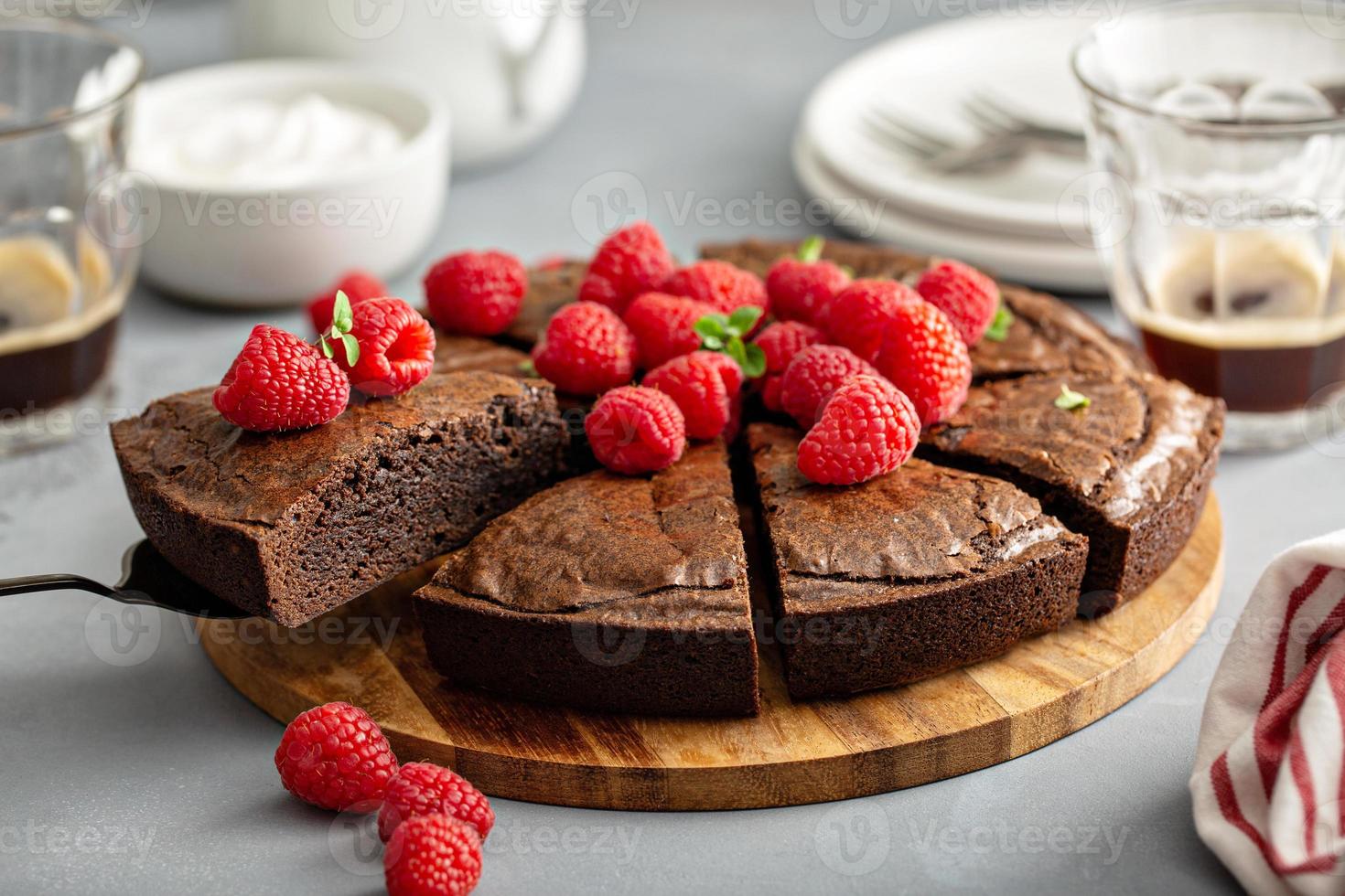 Brownie-Torte mit frischen Himbeeren foto