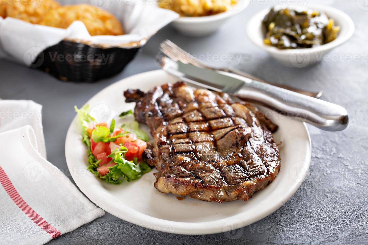 südländisches gegrilltes Steak mit Beilagen foto