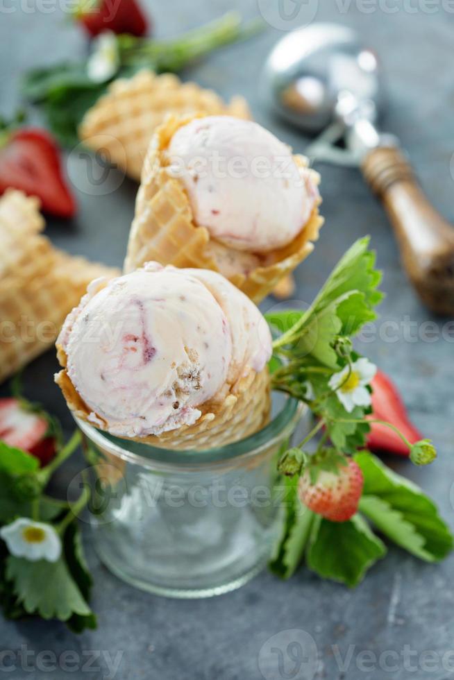 Erdbeereis mit frischen Beeren foto