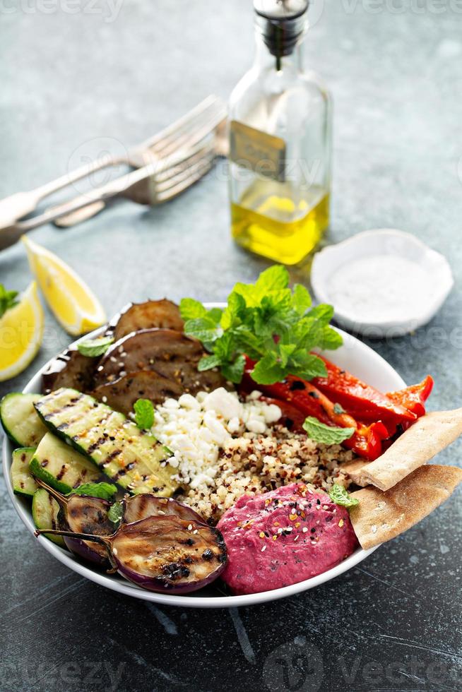 gegrilltes Gemüse und Quinoa Lunch Bowl foto