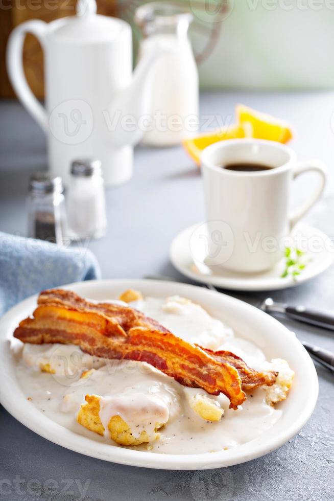 Kekse und Soße mit Speck zum Frühstück foto