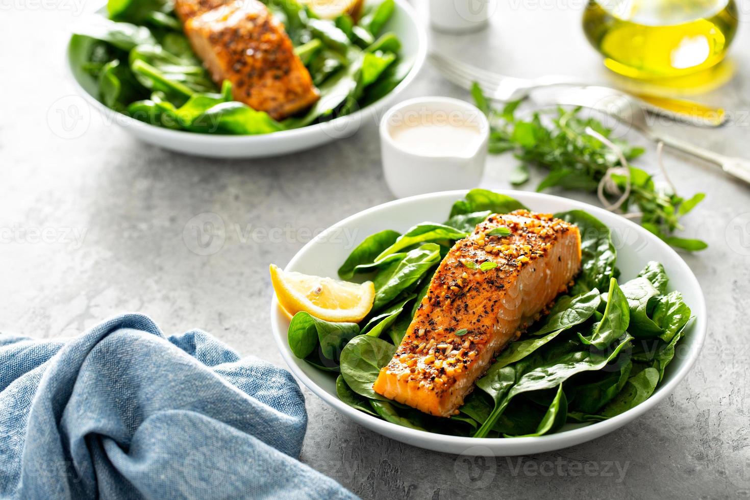 Zedernholz gebratener Lachs mit Spinat foto