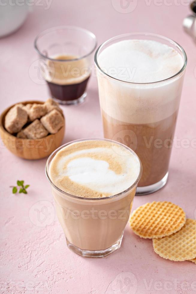 Kaffee- und Espressogetränke in Gläsern, Latte und Mokka foto