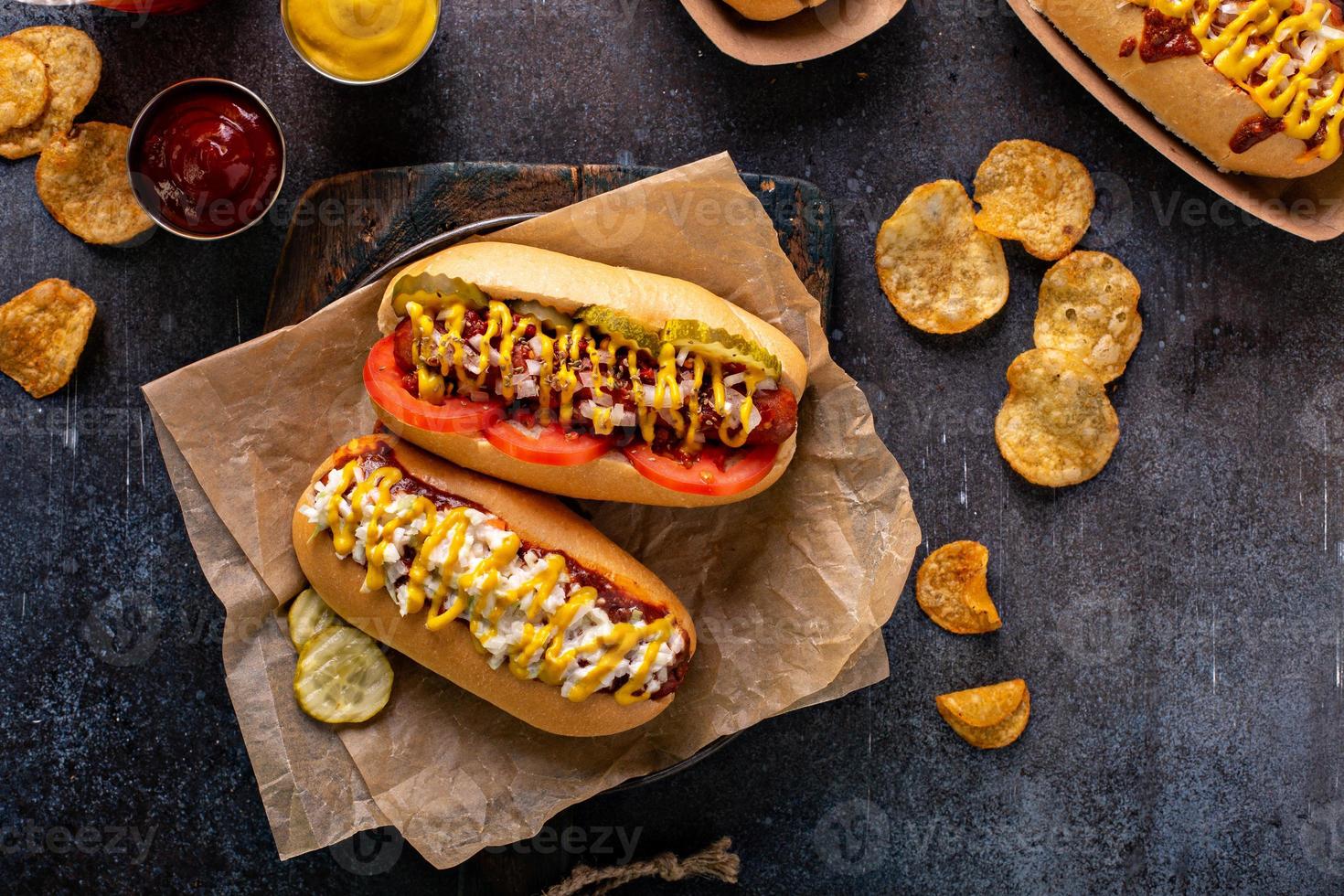 verschiedene Hot Dogs mit Ketchup und Senf foto