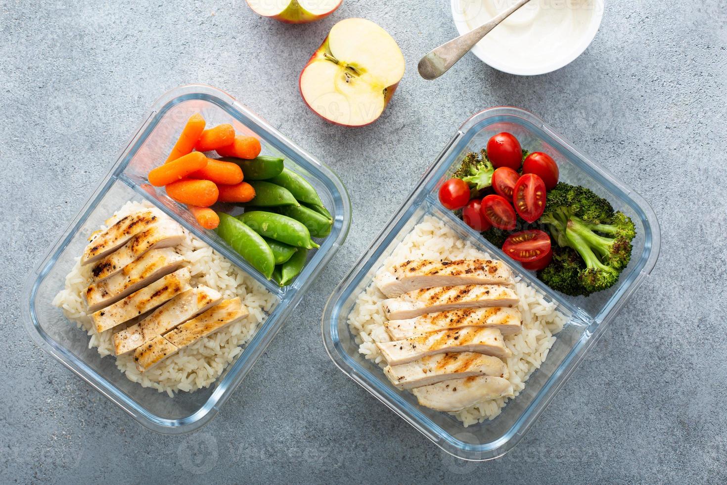 Mahlzeitzubereitungsbehälter mit gesundem Mittagessen zum Mitnehmen foto