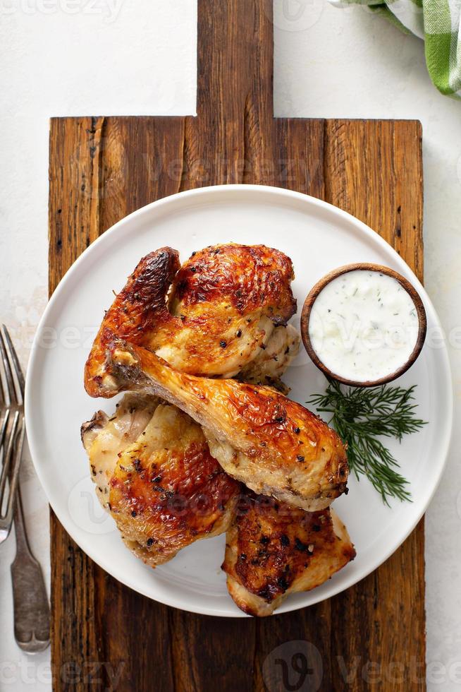 gebratenes Hähnchen mit Tzatziki-Sauce foto