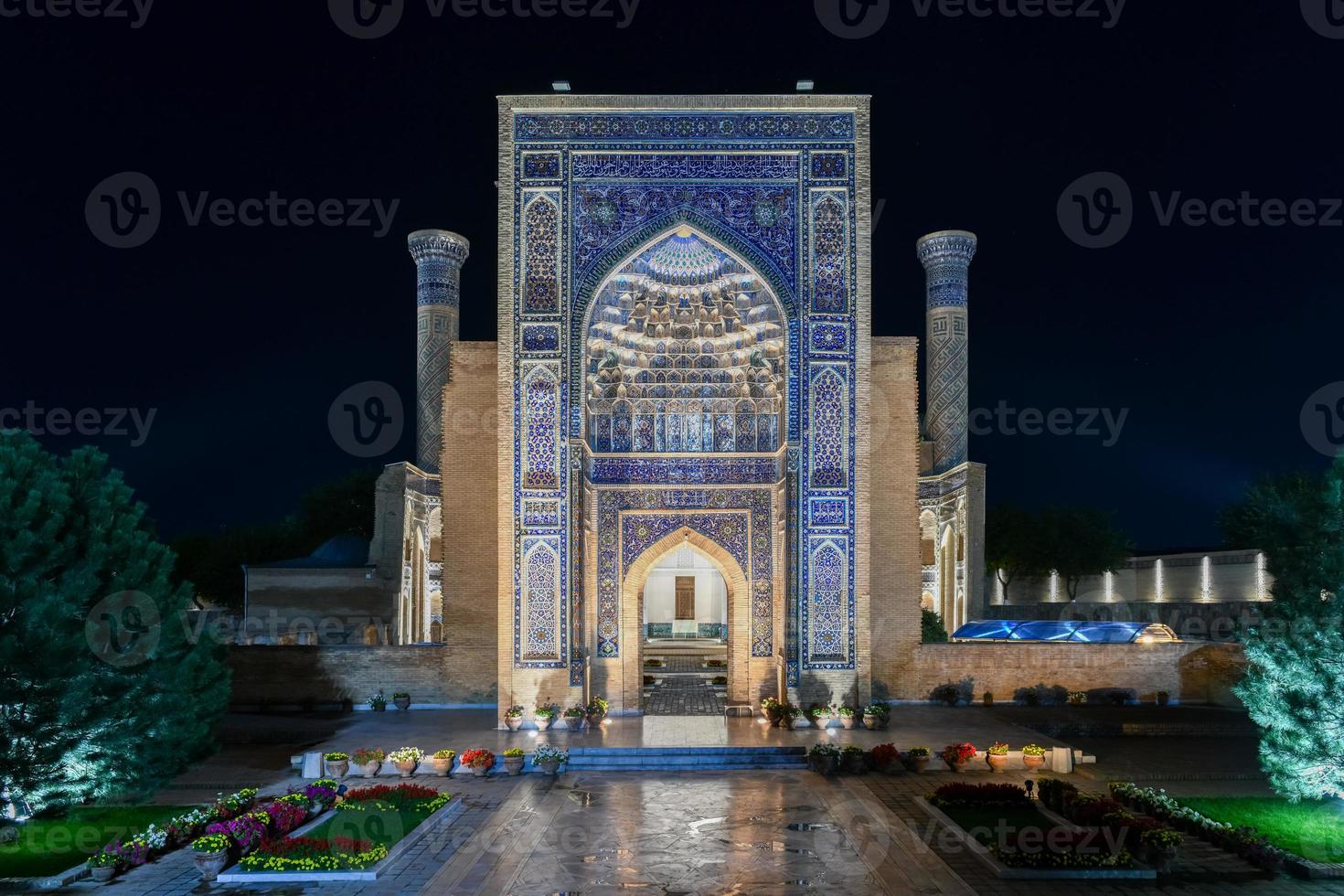 gur-emir-mausoleum von tamerlane und seiner familie in samarkand, usbekistan bei nacht. der Gebäudekomplex stammt aus dem 15. Jahrhundert. foto
