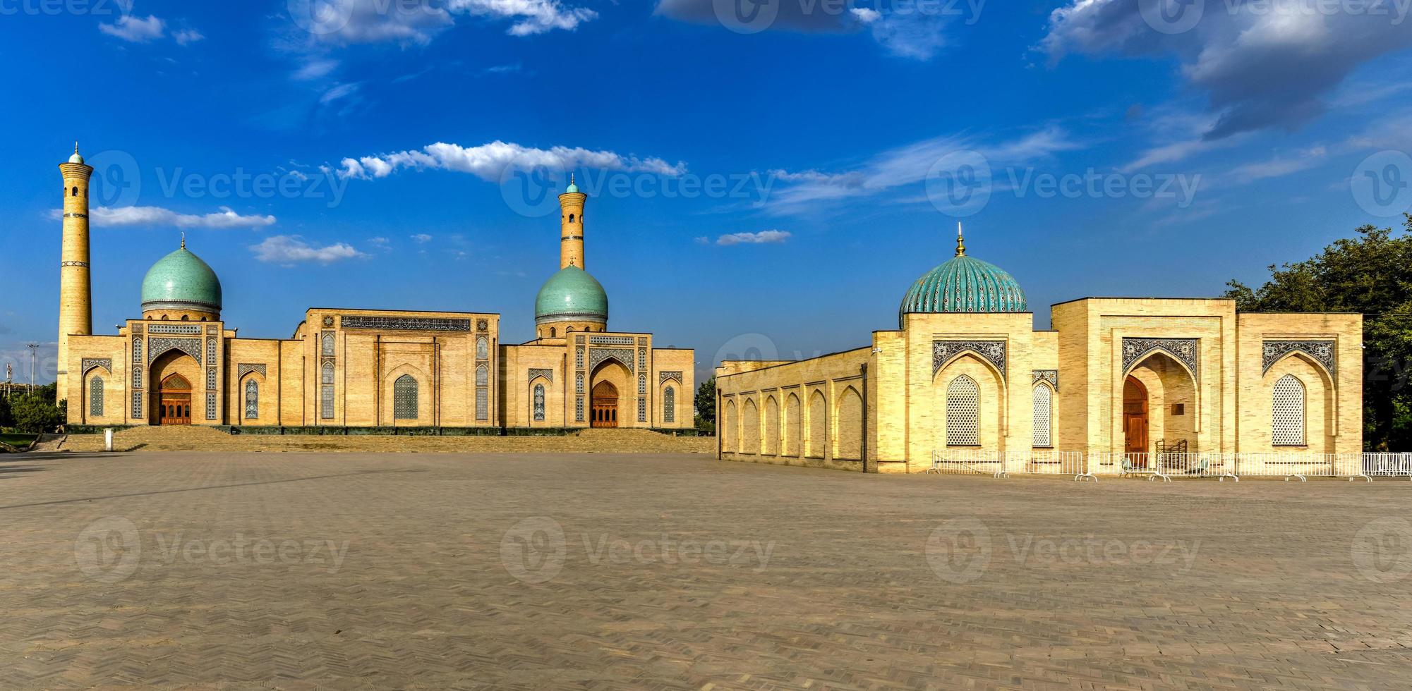 ansicht des taschkent hazrati imam-komplexes barakhan madrasa in taschkent, usbekistan. foto