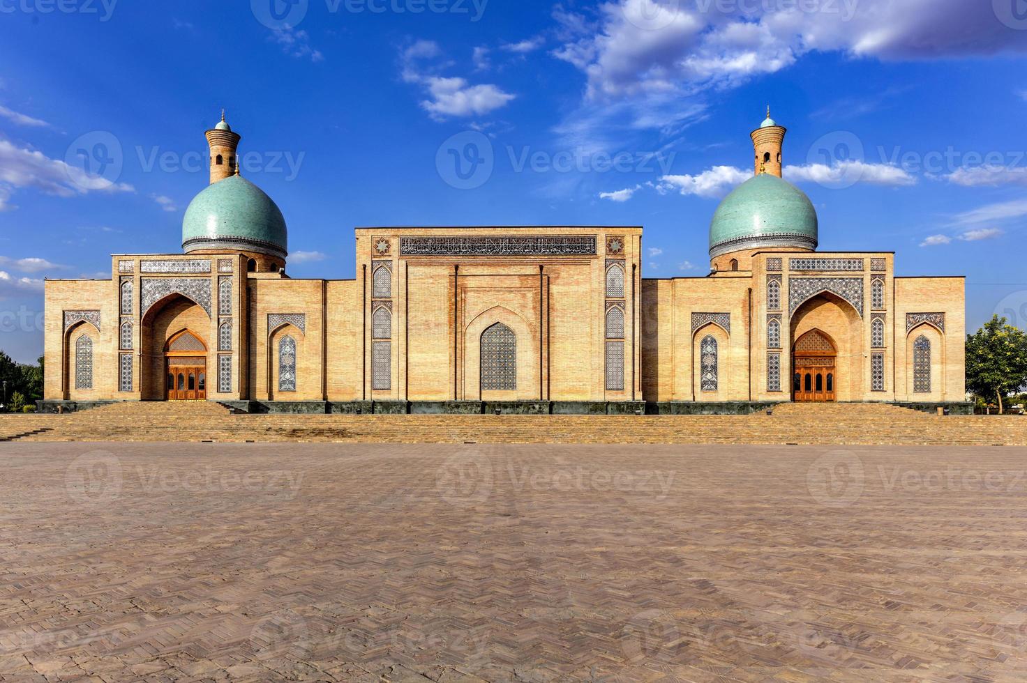 ansicht des taschkent hazrati imam-komplexes barakhan madrasa in taschkent, usbekistan. foto