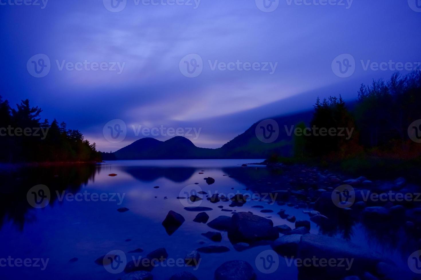 die blasen und der jordan-teich nachts im acadia-nationalpark, maine, usa. foto