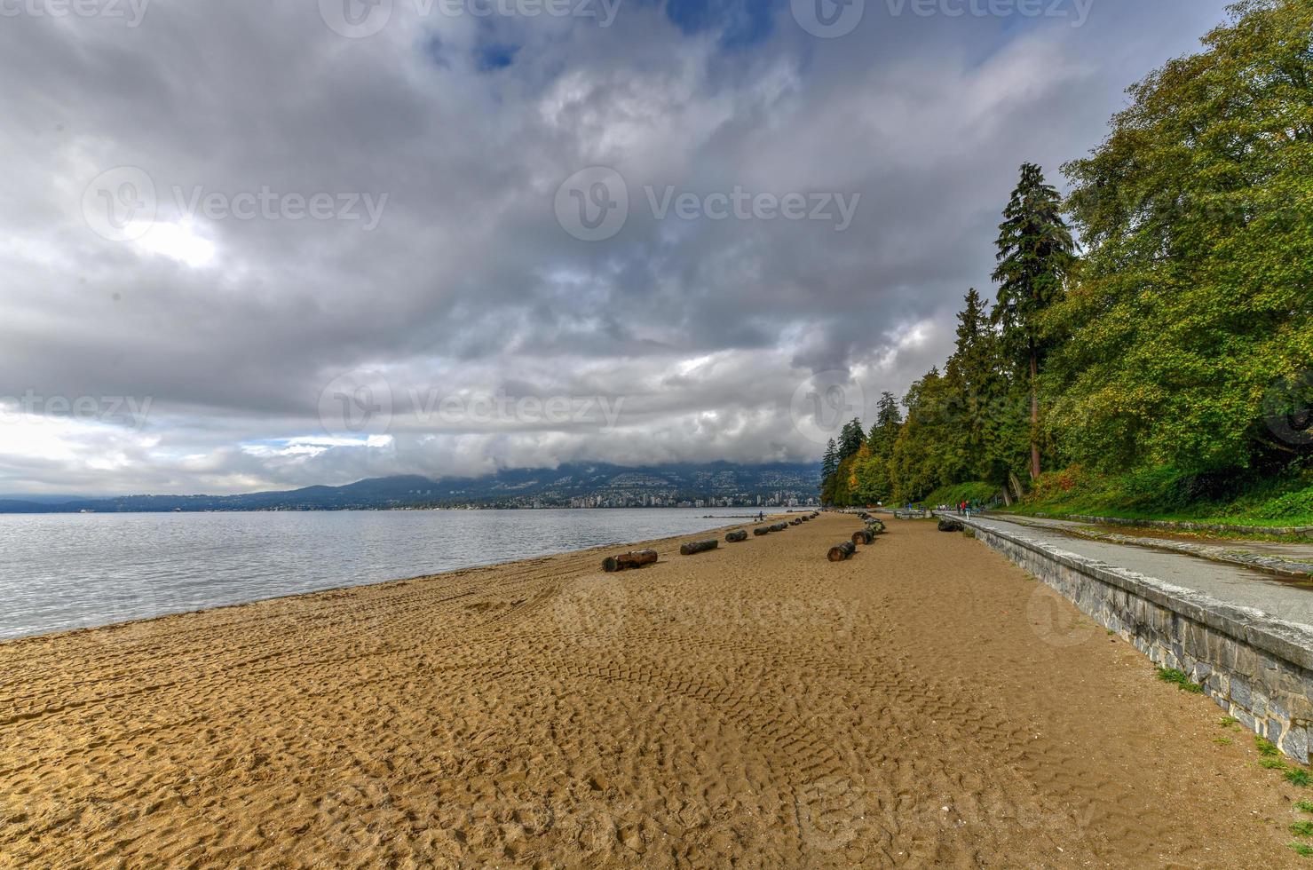 Dritter Strand am Stanley Park in Vancouver, Kanada. Blick auf das Nordufer. foto